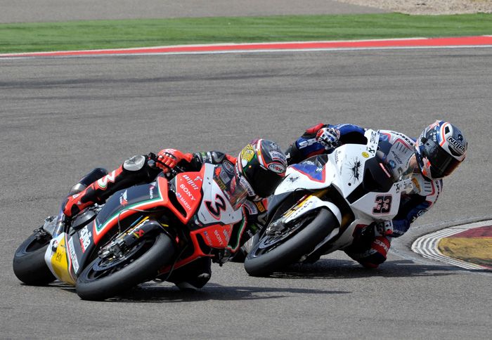 Στη χαοτικά μεγάλη, και απίστευτα γρήγορη πίστα του Aragon, σε ένα γύρο με ελάχιστους θεατές.
