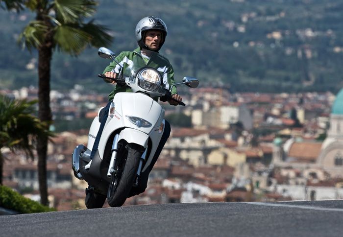 Το Aprilia Scarabeo 300 παραμένει σε προσφορά και κοστίζει μόλις 3.690 ευρώ.