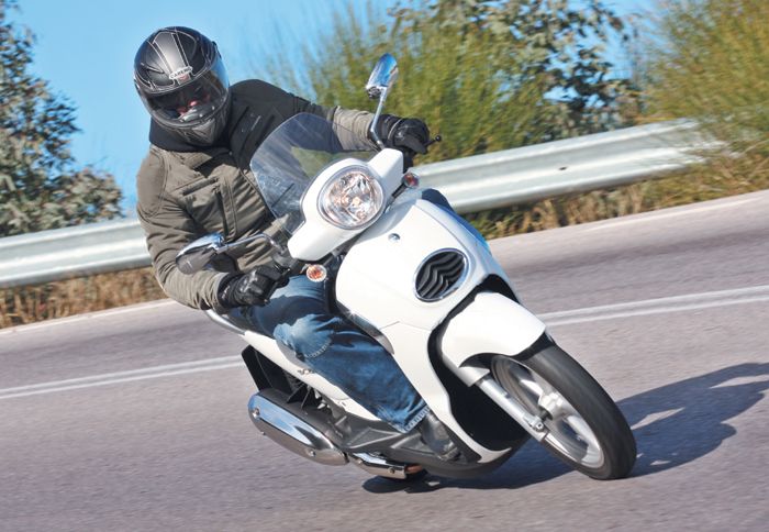 Το πρώτο, και μόνο μέχρι σήμερα, scooter με δυο χάρτες ανάφλεξης (Eco & Sport) είναι το Aprilia Scarabeo 200i.e..
