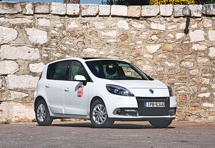 Το ανανεωμένο Renault Scenic διαθέτει νέο μπροστινό προφυλακτήρα με μεγαλύτερη εισαγωγή και περισσότερες χρωμιωμένες επιφάνειες.