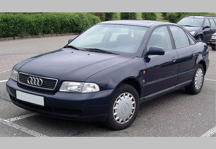 To πρώτη γενιάς Audi A4 παρουσιάστηκε το 1994 και είχε κωδικό B5 (Type 8D). 