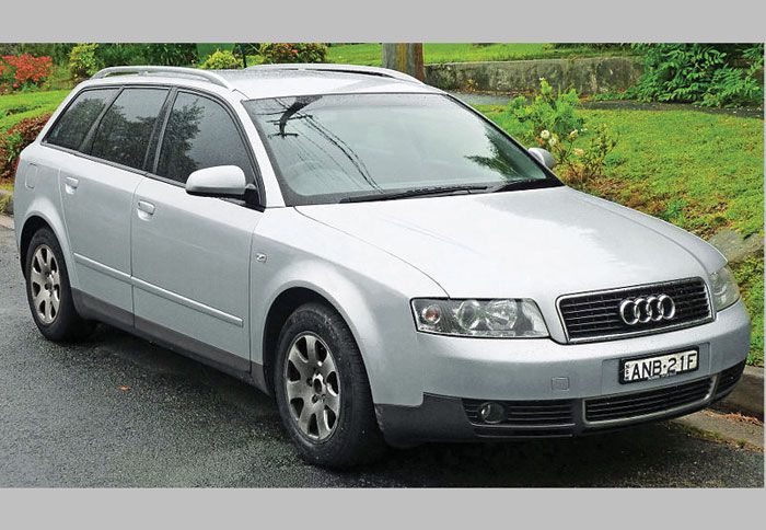 To δεύτερης γενιάς Audi A4 παρουσιάστηκε το 2001 και είχε κωδικό B6 (Typ 8Ε). Τo 2005 εμφανίστηκε η εκτενώς αναβαθμισμένη έκδοση (Β7) μέχρι το τέλος τ