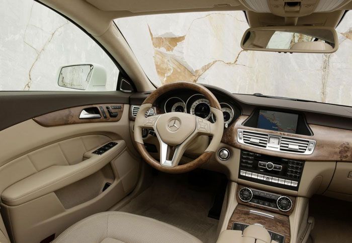 ¶κρατη πολυτέλεια στο εσωτερικό της νέας Mercedes CLS Shooting Brake, το οποίο τονίζει και το τεχνολογικό υπόβαθρο του αυτοκινήτου.