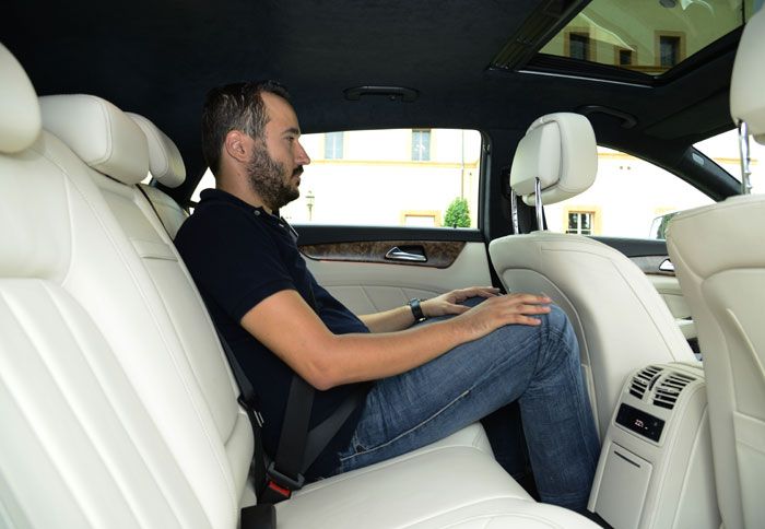 Δύσκολα θα χωρέσουν 3 επιβάτες στο πίσω κάθισμα, ωστόσο οι χώροι για τους 2 ακριανούς καθήμενους είναι άνετοι.