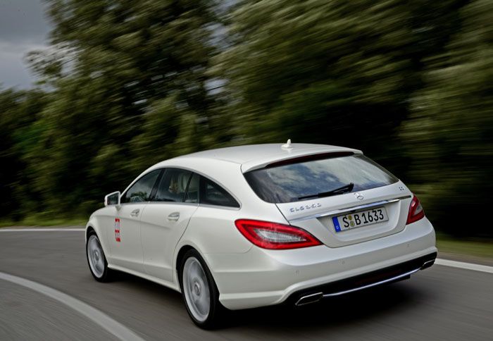 Πίσω είναι που αλλάζουν όλα: Μικρότερα πλευρικά παράθυρα, οροφή που κλείνει πάνω στα πίσω φωτιστικά και μεγάλο, αλλά όχι τεράστιο, παρμπρίζ. 