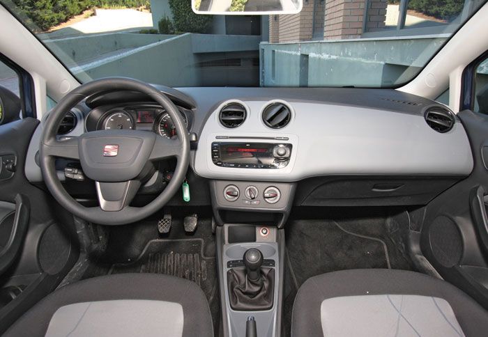 Στο εσωτερικό οι αλλαγές αφορούν σε επιμέρους τμήματα, όπως είναι για παράδειγμα οι ενδείξεις στον πίνακα οργάνων.