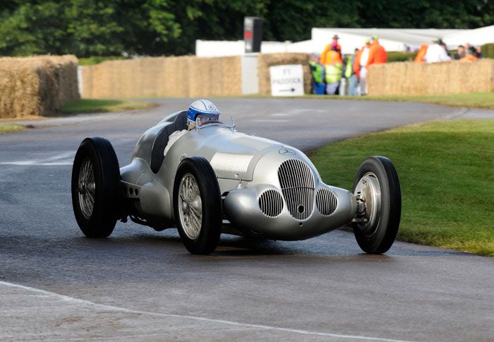 Πάνε αρκετές δεκαετίες από την τελευταία φορά που βρέθηκαν στην ίδια πίστα τόσα αγωνιστικά «ασημένια βέλη» των Mercedes και Auto Union.