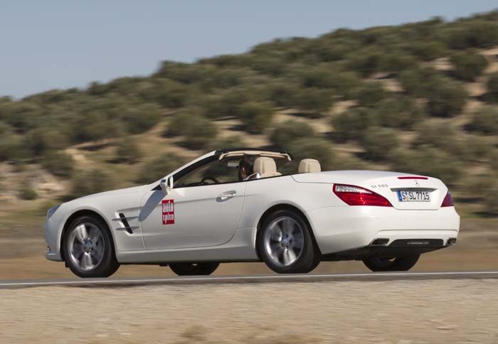 Η νέα Mercedes SL ξεχωρίζει για τα εκλεπτυσμένα οδικά της χαρακτηριστικά και την άνεση που βρίσκεται σε υψηλότατα επίπεδα.