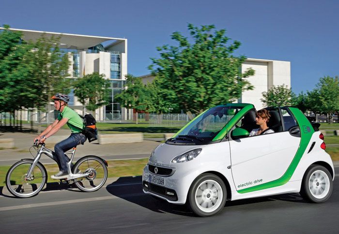 Εκτός από coupe, το smart είναι διαθέσιμο και σε cabrio εκδοχή με υφασμάτινη οροφή. Σύντομα και ηλεκτρικό!
