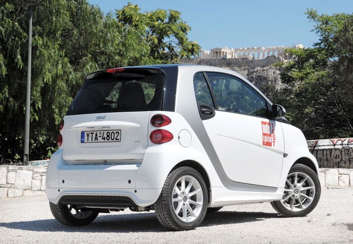 Το κοφτερό τιμόνι και το μικρό μέγεθος του smart, αποτελούν άσσους στο μανίκι του οδηγού που ψάχνει θέση στάθμευσης στα στενά της πόλης.