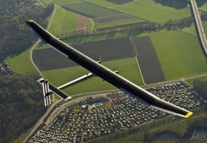 Το γιγαντιαίο αεροσκάφος Solar Impulse ολοκλήρωσε το ταξίδι του με επιτυχία
