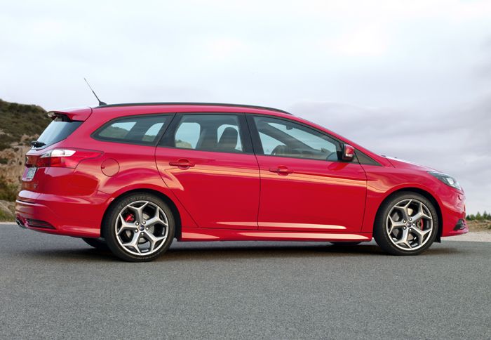 Για πρώτη φορά στην ιστορία βέβαια, λανσάρεται μόνο με τα οικογενειακά αμαξώματα (5θυρο και στέισον), αφού έτσι κι αλλιώς 3θυρο Focus δεν υπάρχει.	