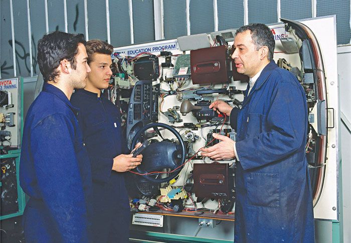 Tα ιδιωτικά ΙΕΚ υπερτερούν σε μεγάλο ποσοστό έναντι των δημοσίων, λόγω του σύγχρονου εξοπλισμού που διαθέτουν.