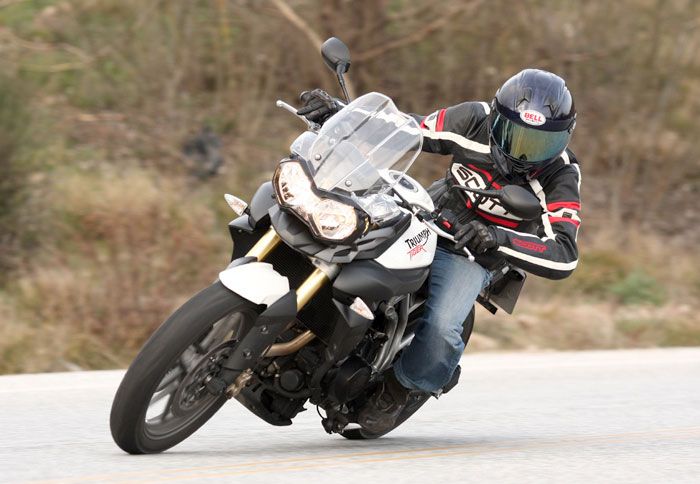 Η Triumph βουτάει στη στροφή, παίρνοντας μεγάλες κλίσεις, χωρίς το παραμικρό κούνημα, γλίστρημα ή άλλο ατόπημα.