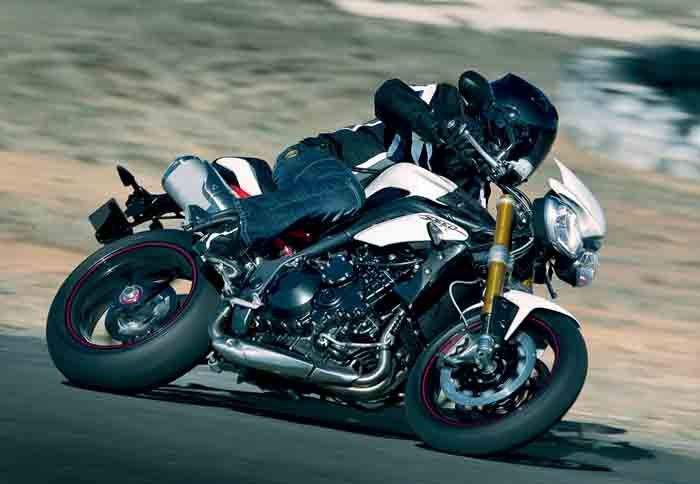 Χωρίς αλλαγές ο τρικύλινδρος κινητήρας των 133 ίππων. Η βρετανική εταιρία επικεντρώθηκε στη βελτίωση του κιβωτίου για ταχύτερες και πιο ήσυχες αλλαγές