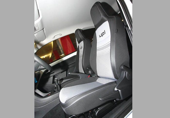 Flat bottomed τιμόνι, και ημιδερμάτινα καθίσματα για το up! White. 