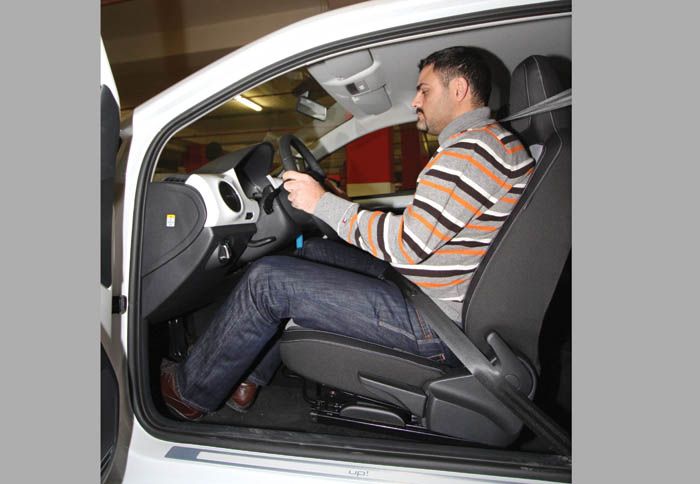 Η θέση οδήγησης είναι καλή, με άνετα καθίσματα και καλή περιφερειακή ορατότητα, με εξαίρεση το τιμόνι που δε ρυθμίζεται σε βάθος. 