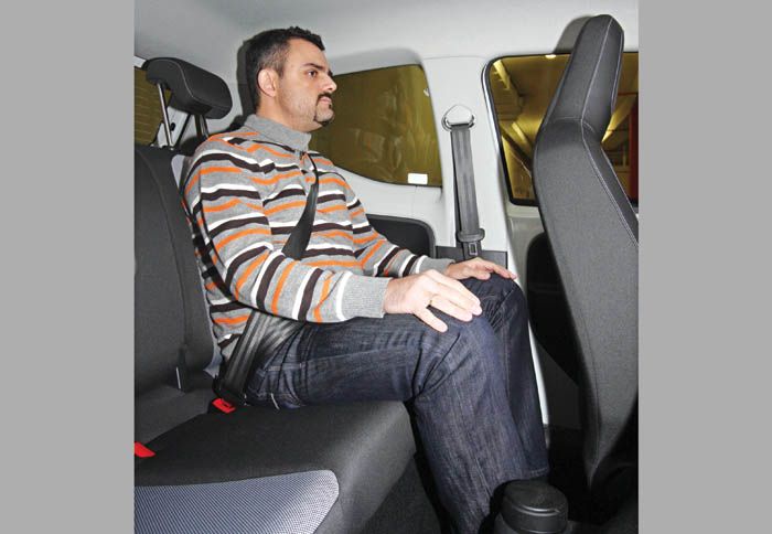 Οι 2 πίσω επιβάτες δεν θα αντιμετωπίσουν πρόβλημα ύψους, ενώ και για τα γόνατα, ο χώρος είναι ανταγωνιστικός.