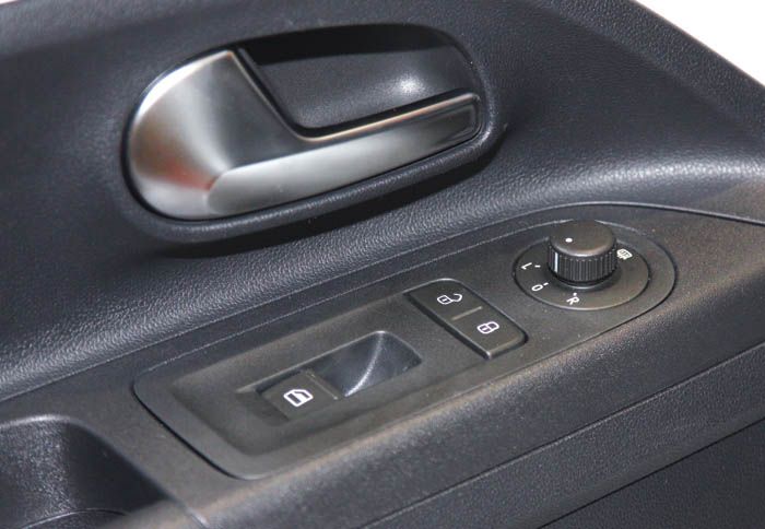 Μόνο ένας διακόπτης για ηλεκτρικό παράθυρο, ανά πόρτα! 