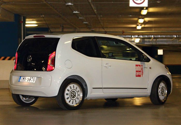 Στις στροφές το ESP διορθώνει, άμεσα και διακριτικά, τη νευρικότητα του πίσω άξονα. Το τιμόνι έχει καλή αίσθηση και τα φρένα κορυφαία απόδοση. 