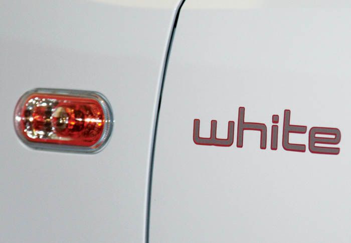 Οι λεπτομέρειες αυτές ανήκουν στη συλλεκτική έκδοση λανσαρίσματος up! White.	