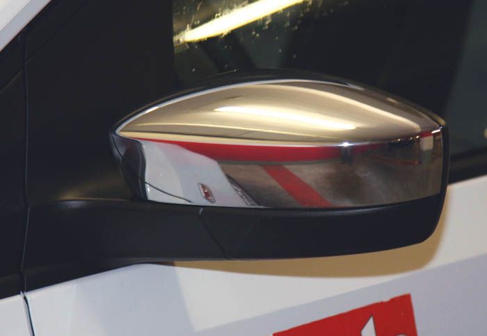 Η εμφάνιση του μοντέλου αναβαθμίζεται με καθρέπτες με χρωμιωμένο κάλυμμα.