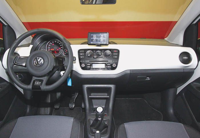 Τo εσωτερικό είναι λιτό σχεδιαστικά και πολύ καλά κατασκευασμένο, με σωστό φινίρισμα και συναρμογή, παρά τα σκληρά και με άγρια υφή πλαστικά του.