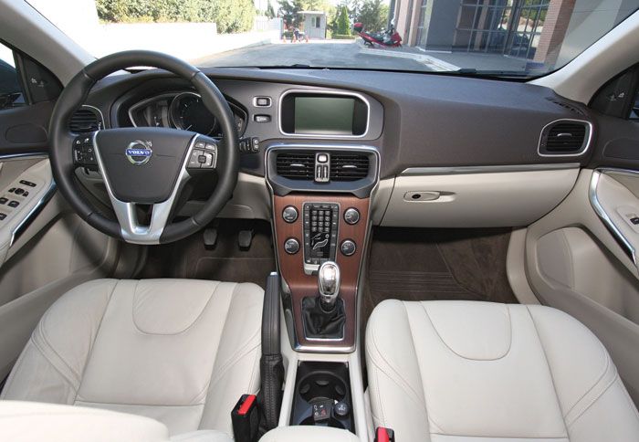 Στο εσωτερικό η ποιότητα υλικών και κατασκευής είναι πολύ καλή, ενώ τα ευγενή υλικά αναβαθμίζουν την ατμόσφαιρα.