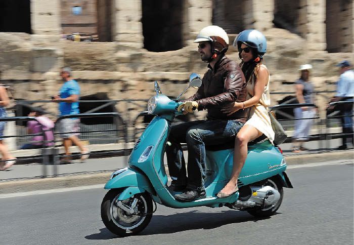 Βρεθήκαμε “στο σπίτι της Vespa” στην πανέμορφη Ρώμη, όπου ήρθαμε σε μία πρώτη επαφή με τις ανανεωμένες LX & S
