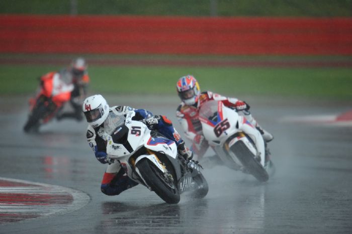 Δραματικές οι καιρικές συνθήκες στη Βρετανία. Εδώ βλέπουμε το ταχύπλοο της BMW και τον Leon Haslam, να προηγούνται του Jonathan Rea.