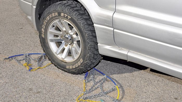 Πρώτα πρέπει να φορέσουμε ένα ζευγάρι γάντια, ώστε να προστατεύσουμε τα χέρια μας από το κρύο και διάφορα χτυπήματα. Στη συνέχεια απλώνουμε τις αλυσίδ