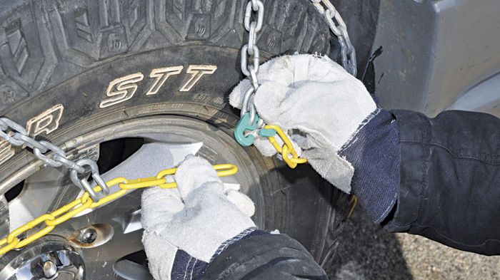 Στη συνέχεια ενώνουμε το άκρο της αλυσίδας στο άνω τμήμα, ώστε να καλυφθεί η πάνω περίμετρος του τροχού.