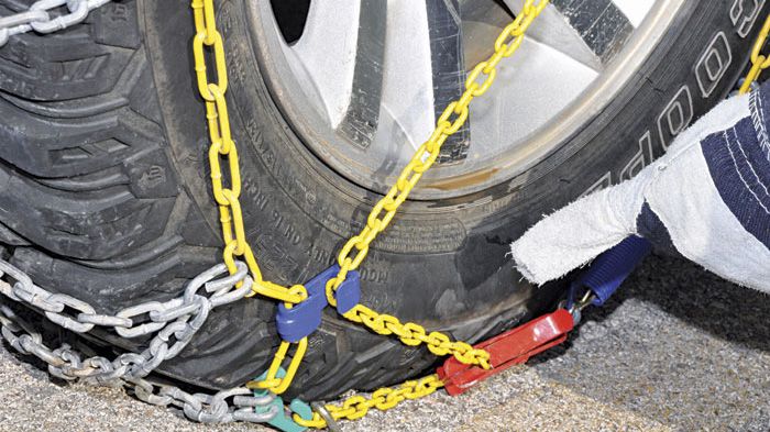 Τραβάμε με δύναμη το γάντζο, ώστε να τεντωθεί η αλυσίδα γύρο από τον τροχό και τον περνάμε μέσα από το πλαστικό σε σχήμα U, που βρίσκεται στο κάτω μέρ