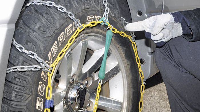 Ενώνουμε το γάντζο στο πάνω μέρος του τροχού σε τέτοιο σημείο, ώστε να είναι όσο το δυνατόν περισσότερο τεντωμένος. Μπαίνουμε στο αυτοκίνητο και κινού