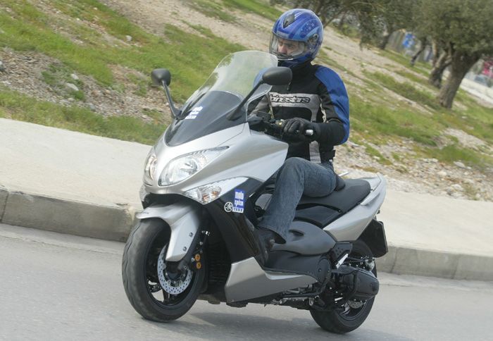 Το Yamaha T-Max βασίζεται στο εξαιρετικό του πλαίσιο και στις επιδόσεις του κινητήρα του, ώστε να κινηθεί σε sport ρυθμούς και να μην απογοητεύσει.
