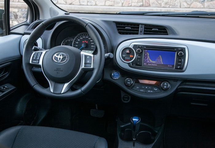 Το εσωτερικό του Yaris χαρακτηρίζεται από το μοντέρνο σχεδιασμό του και την πρακτικότητα που προσφέρει.