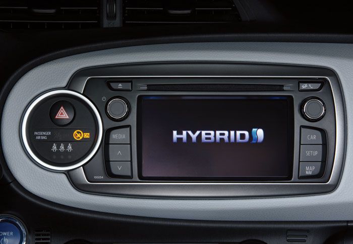 Στη λειτουργία EV το Yaris HSD μπορεί να κινηθεί αμιγώς ηλεκτρικά με μηδενικούς ρύπους και κατανάλωση. Στη λειτουργία Eco ωφελείται η χαμηλή κατανάλωσ
