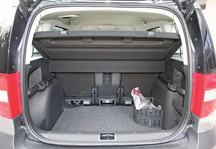 Το ρηχό πορτ μπαγκάζ των 405 λτ. αυξάνεται στα 510 λτ. με τη μετακίνηση προς τα εμπρός των πίσω καθισμάτων.
