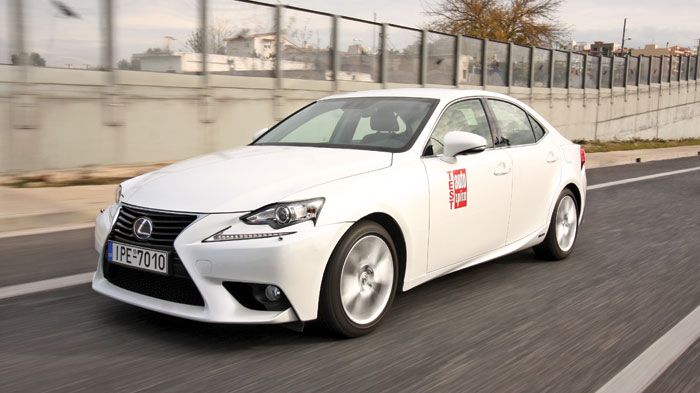 Η σχεδίαση του Lexus IS 300h αποτελεί ένα από τα πλεονεκτήματα του υβριδικού σεντάν.