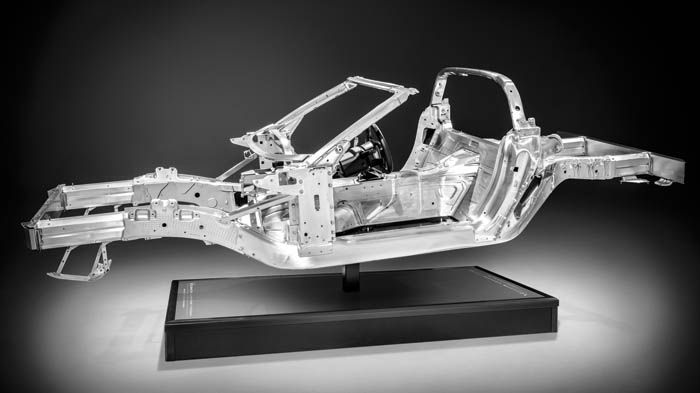Το πλαίσιο της νέας Corvette Stingray C7 είναι κατασκευασμένο από αλουμίνιο βοηθώντας στη μείωση του βάρους του αυτοκινήτου και στην αύξηση της ακαμψί
