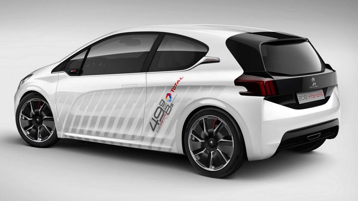 Το υβριδικό σύνολο του Peugeot 208 Hybrid FE αποτελείται από τον 1,2 λτ. κινητήρα του συμβατικού μοντέλου κι ένα ηλεκτρικό μοτέρ από το πρωτότυπο 908 