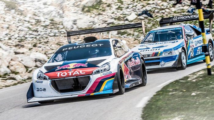 Αυτά είναι τα επίσημα χρώματα του Peugeot 208 T16 Pikes Peak, ενώ στη συγκεκριμένη φωτογραφία πίσω του ακολουθεί το θρυλικό 405 Τ16 με το οποίο είναι 