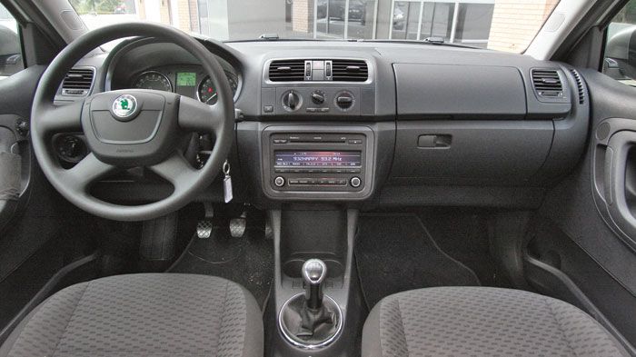 Συντηρητικό και πιο λιτό το 
ταμπλό της Fabia, αλλά διαθέτει καλή εργονομία και στιβαρή συναρμογή.