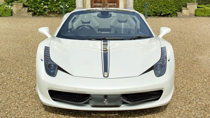 Μια εξατομικευμένη cabrio 458 Spider (made by Tailor), βαμμένη σε λευκό με «αγωνιστικές» ρίγες, θα ντεμπουτάρει στο φεστιβάλ, με εσωτερικό από δέρμα a