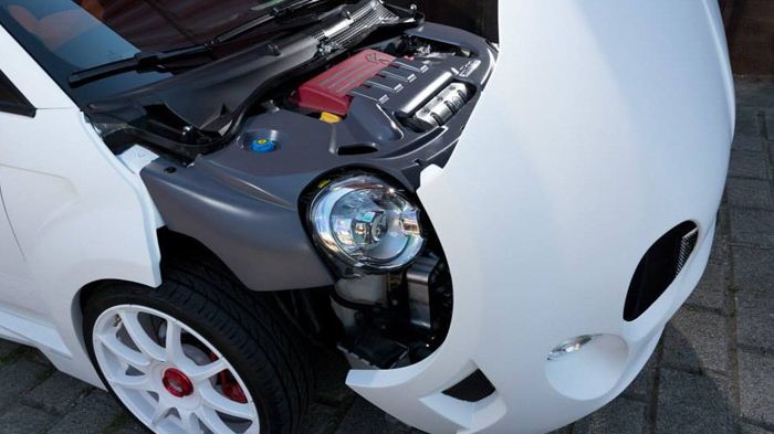 Το εν λόγω Abarth τροφοδοτείται από έναν 1.400 turbo κινητήρα 240 ίππων και 335 Nm ροπής, αγγίζοντας τα 100 χλμ./ώρα σε μόλις 6,5 δλ. και φτάνοντας τη