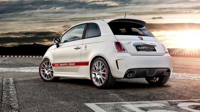 Εξωτερικά, το 595 Abarth 50th Anniversary θα φέρει 17άρες ζάντες αλουμινίου, μια κόκκινη ρίγα γύρω από το αμάξωμα, ενώ ο διαχύτης θα «φιλοξενεί» τις δ