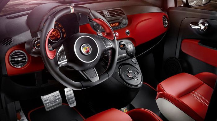 Στο εσωτερικό, το κόκκινο χρώμα θα έχει την τιμητική του με τα δερμάτινα καθίσματα και τις αντίστοιχες λεπτομέρειες φινιρίσματος να ολοκληρώνουν τις π