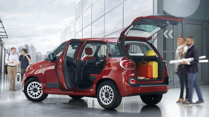 Το Fiat 500L Pro επιτρέπει με ευκολία την είσοδο αντικειμένων μήκους έως 2,4 μέτρων, ενώ οι 1.500 διαφορετικές διαμορφώσεις της καμπίνας, αξιοποιούν κ