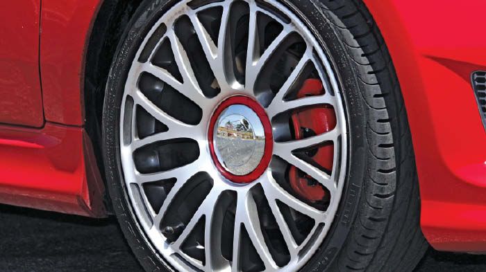 Ακόμη και στη βασική έκδοση αυτό το Abarth 500 διαθέτει άγρια εμφάνιση, η οποία ενισχύεται υπερβολικά το προαιρετικό πακέτο Turismo.