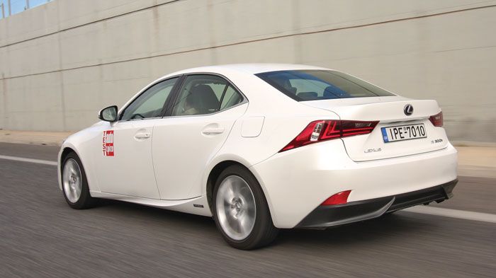 Το πολυτελές υβριδικό σεντάν της Lexus κοστίζει 38.900 ευρώ στη «βασική» έκδοση Dynamic, που δεν παρουσιάζει καμία έλλειψη στον εξοπλισμό άνεσης και α